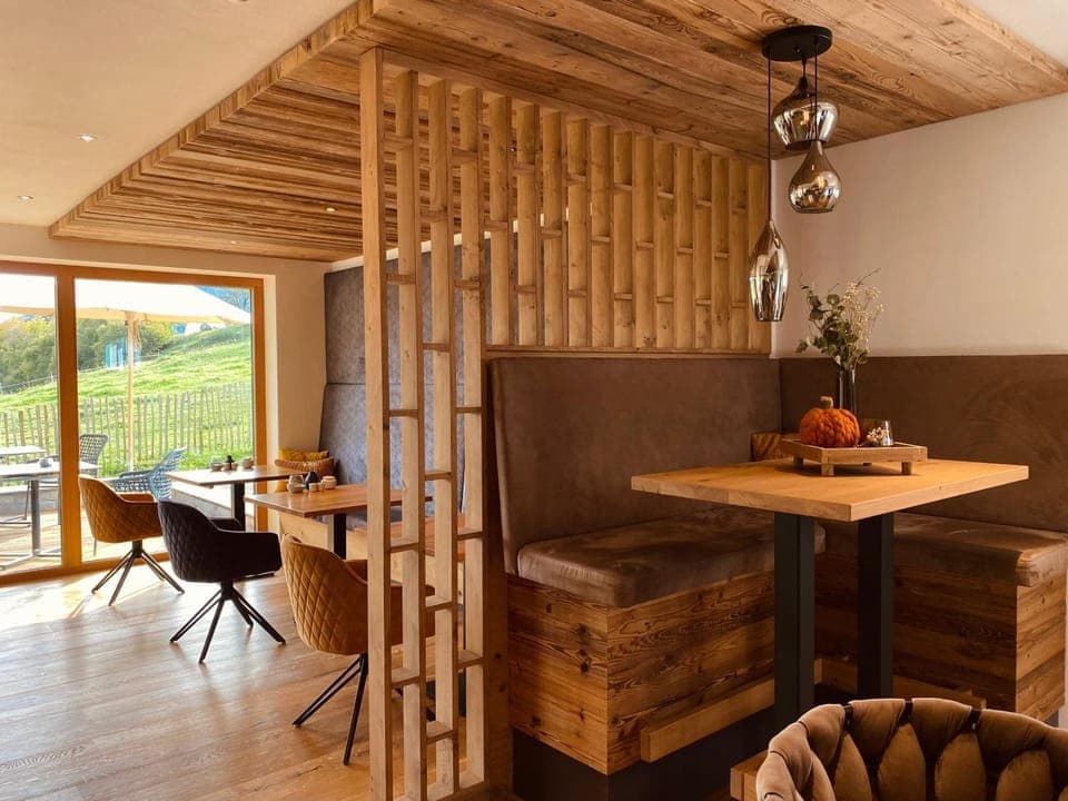 Seating area, Breakfast