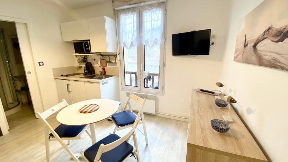 TV and multimedia, Kitchen or kitchenette, Living room, Seating area, Dining area