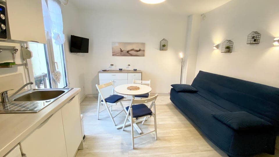 Kitchen or kitchenette, Living room, Seating area, Dining area, Communal kitchen