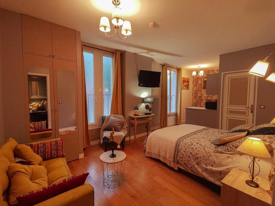 Seating area, Bedroom