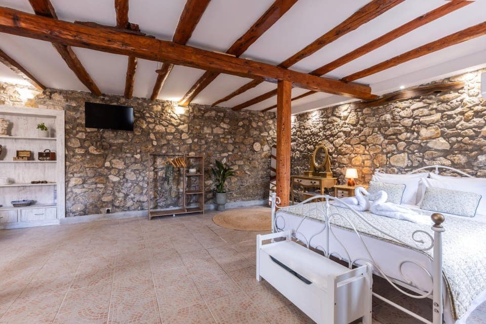 Bed, TV and multimedia, Decorative detail, Bedroom