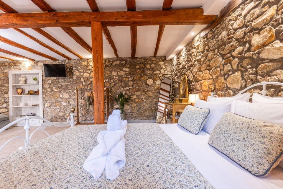 Bed, TV and multimedia, Bedroom, towels