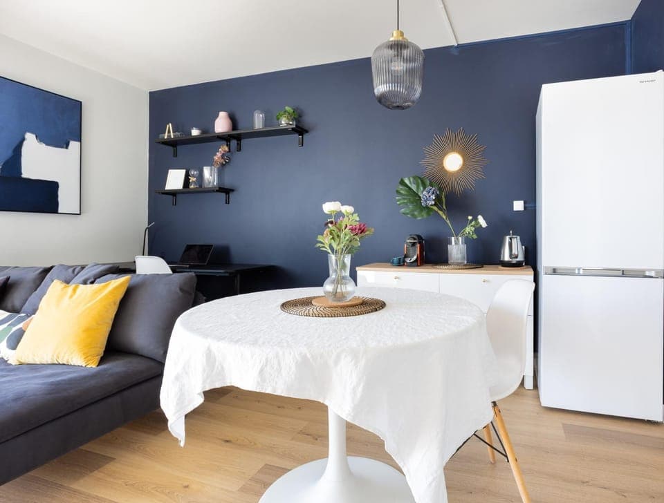 Coffee/tea facilities, Living room, Decorative detail, Seating area