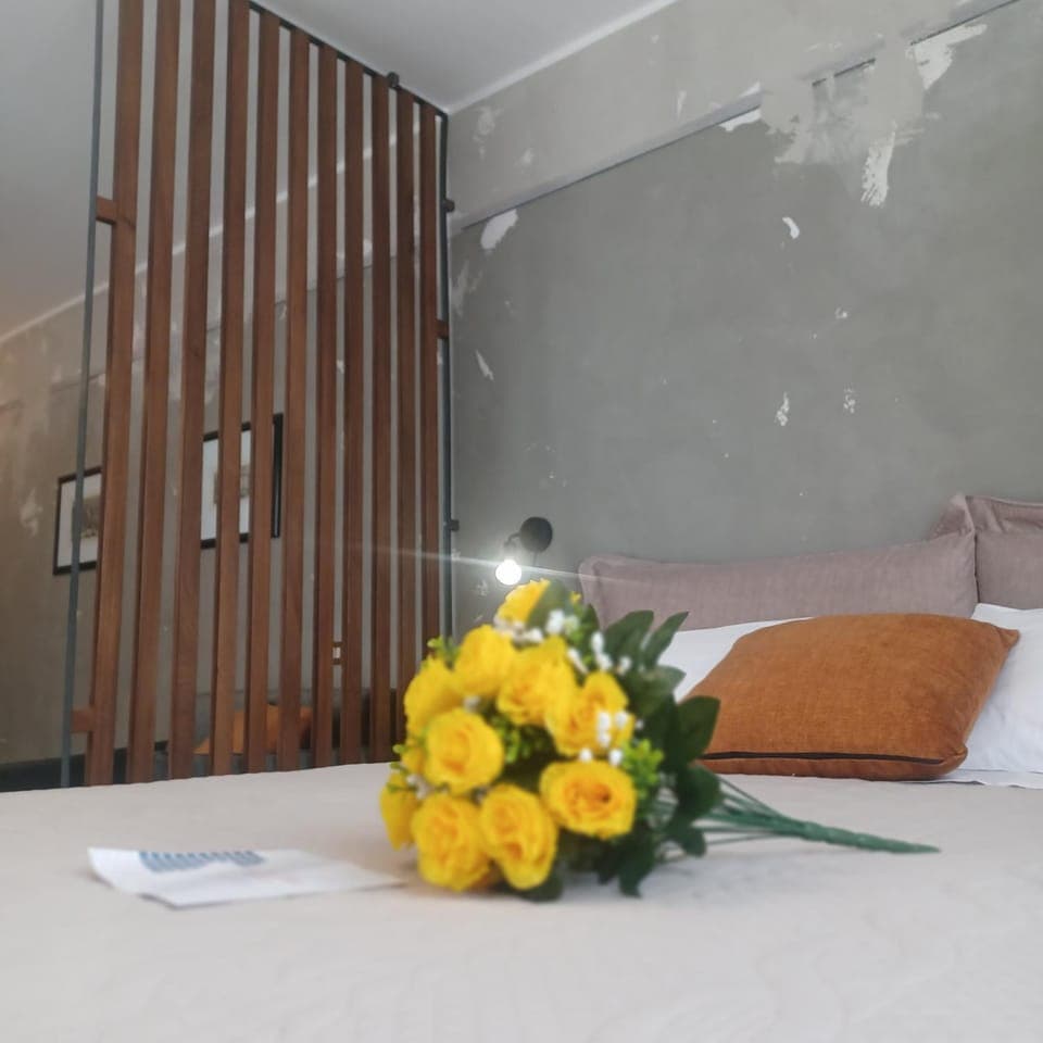 Bed, Living room, Photo of the whole room, Seating area, Bedroom