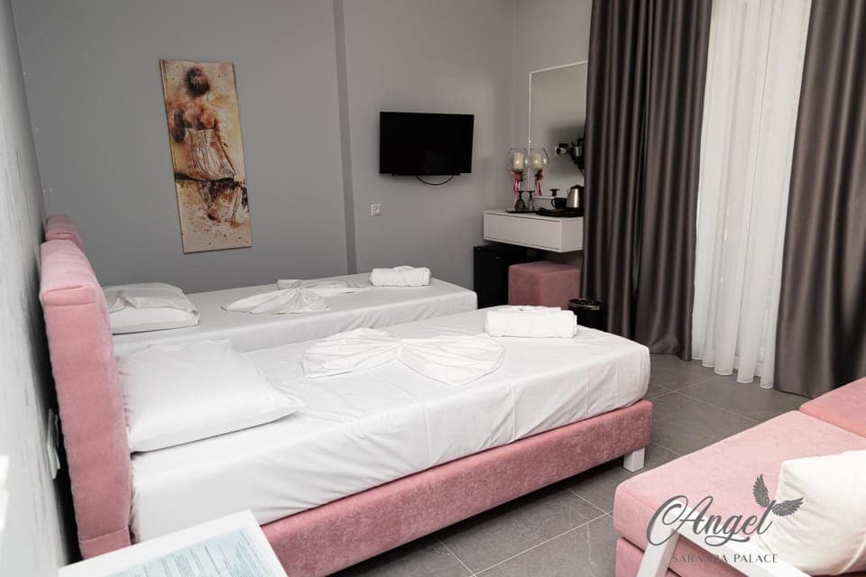 Bed, TV and multimedia, Photo of the whole room, Bedroom, towels