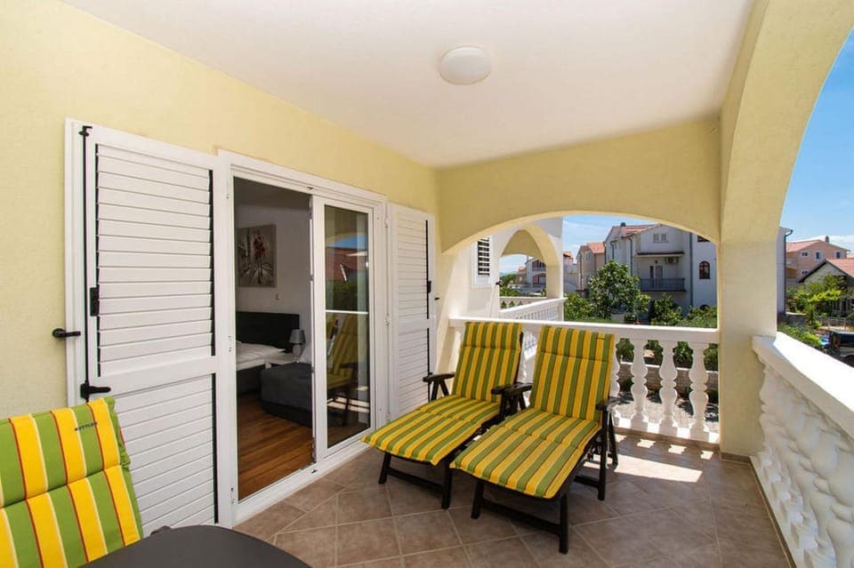 Balcony/Terrace, Area and facilities