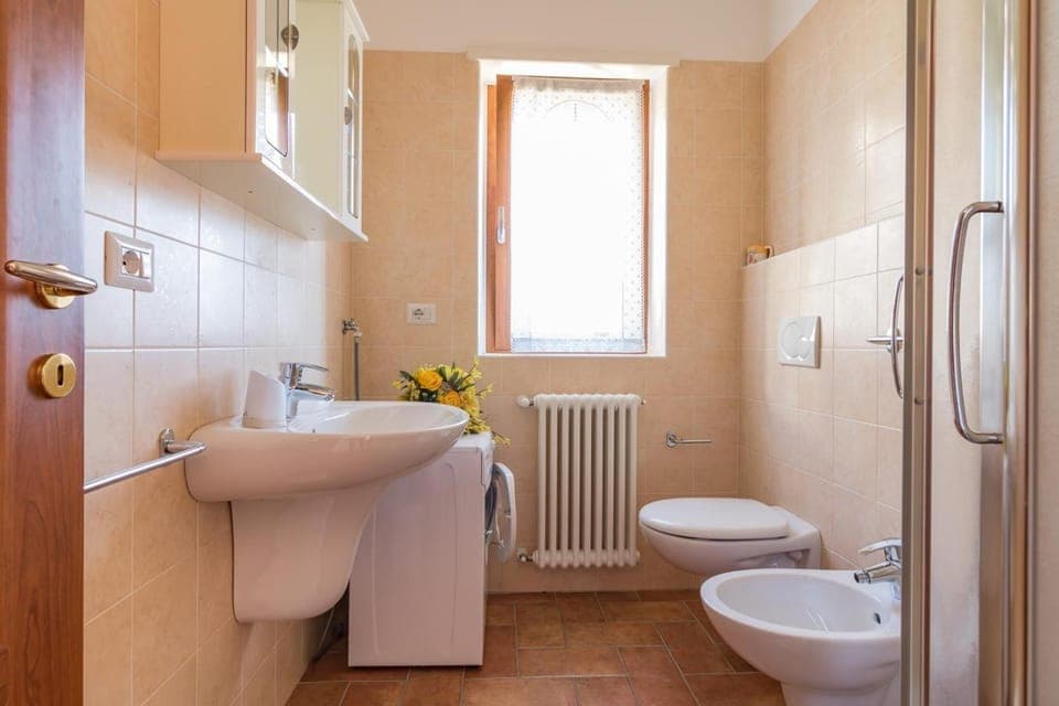 Shower, Toilet, Bathroom, bidet, internet, towels