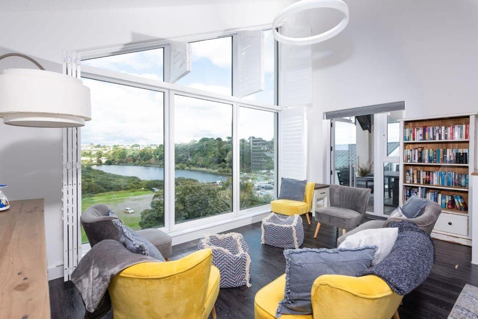 Library, Living room, Seating area