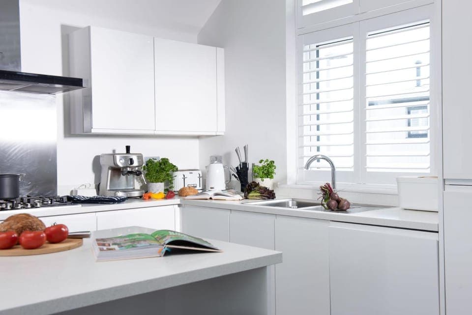 Coffee/tea facilities, Kitchen or kitchenette, dishwasher, oven, stove