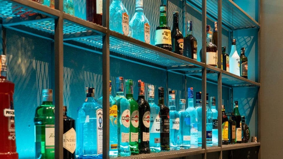 Lounge or bar, Drinks, Alcoholic drinks