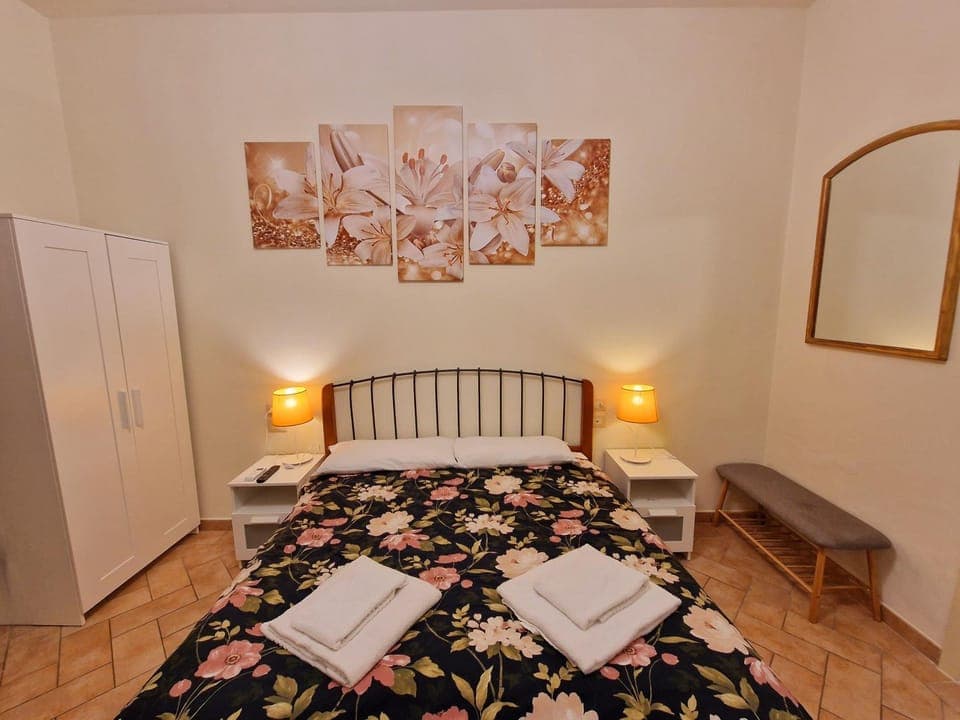 Toilet, Bed, Bathroom, TV and multimedia, Photo of the whole room, Bedroom, flat iron, towels, wardrobe, dryer