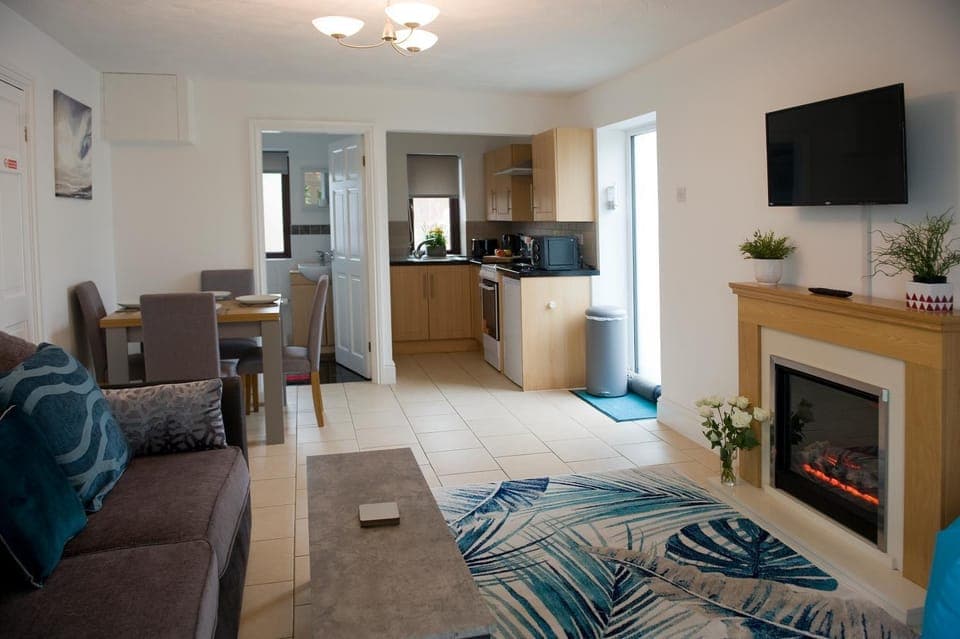 Kitchen or kitchenette, Living room, Seating area, Dining area