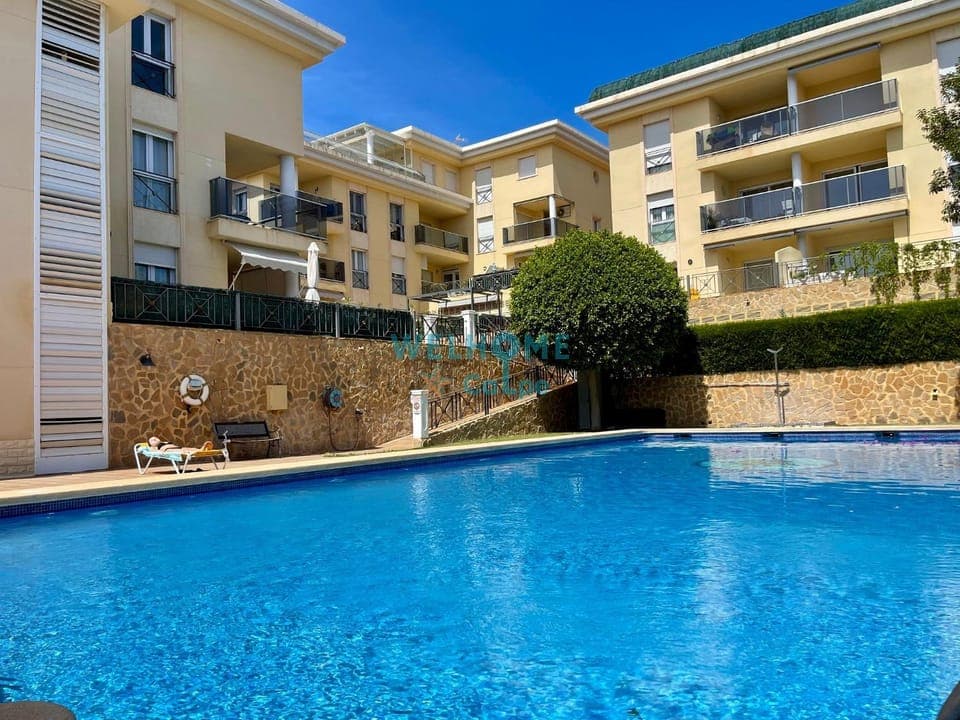 Property building, Patio, Communal lounge/ TV room, Day, Balcony/Terrace, Area and facilities, Swimming pool, sunbed