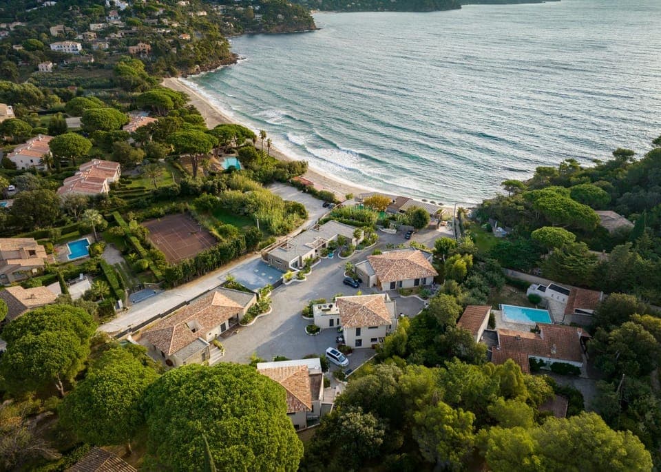 Property building, Natural landscape, Bird's eye view, Beach, Pool view, Sea view