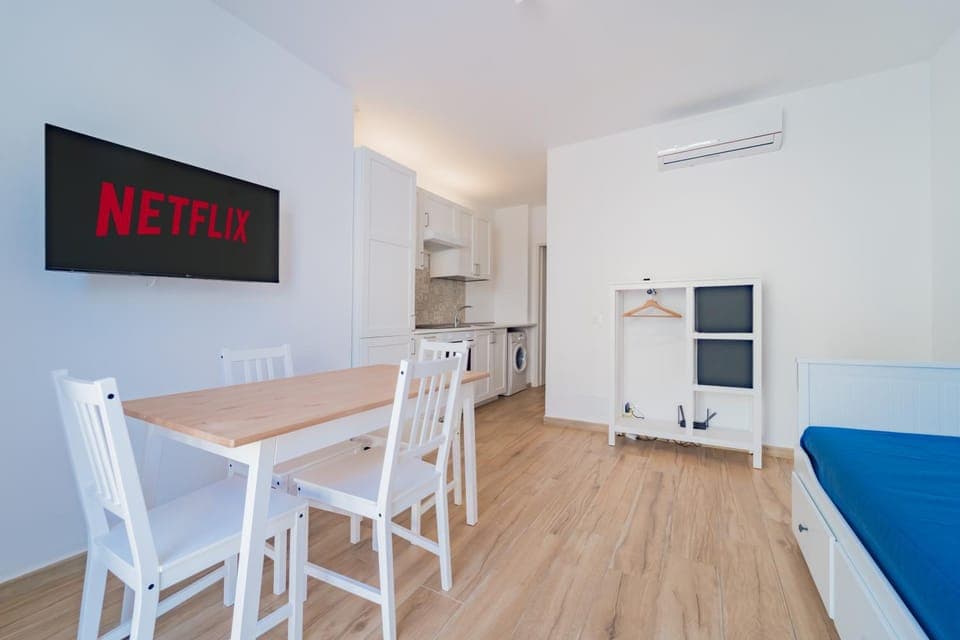 TV and multimedia, Living room, Dining area, air conditioner