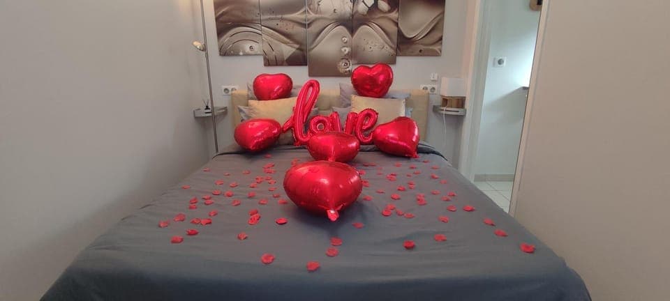 Bed, Photo of the whole room, Decorative detail, Bedroom