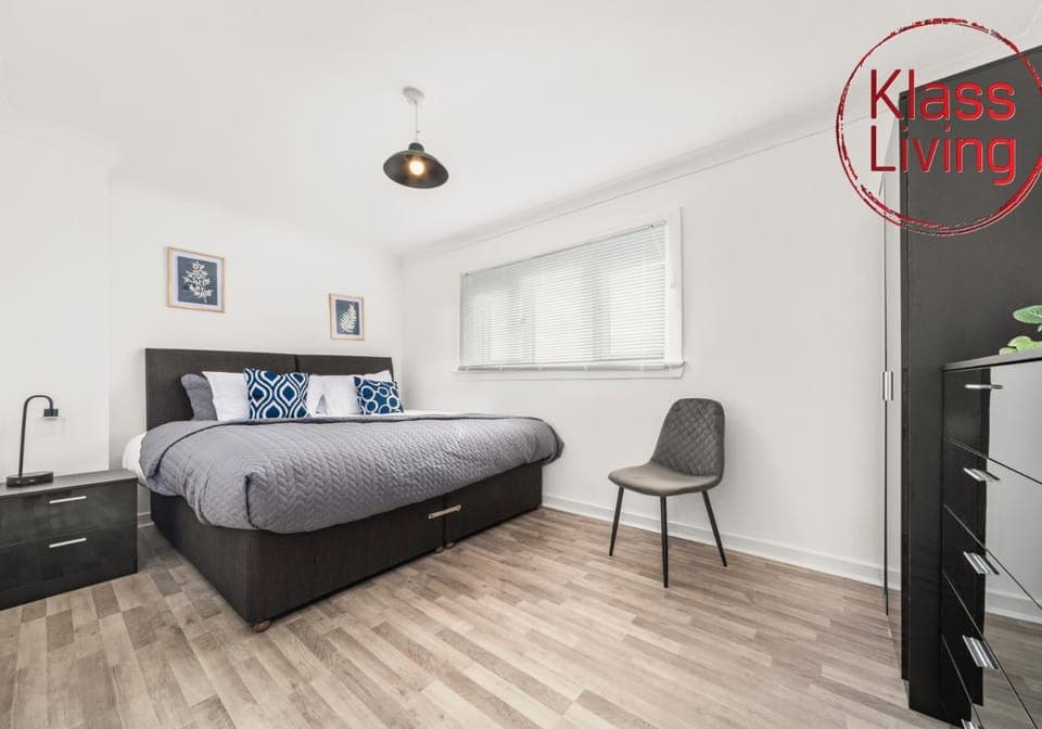 Bed, Decorative detail, Bedroom, Guests, group of guests, cot, Family