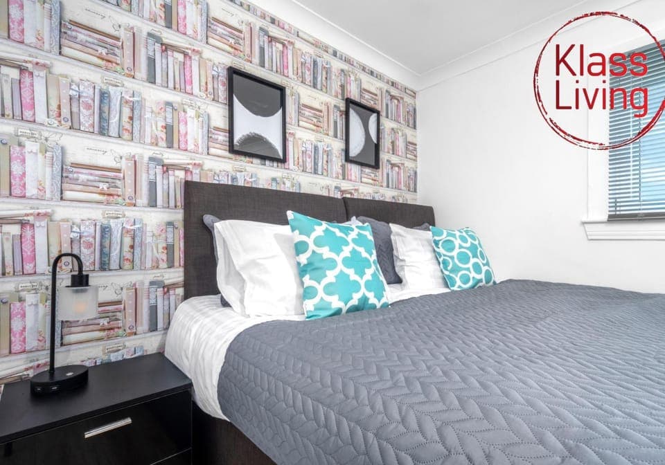 Bed, Decorative detail, Bedroom, Guests, group of guests, cot, Family