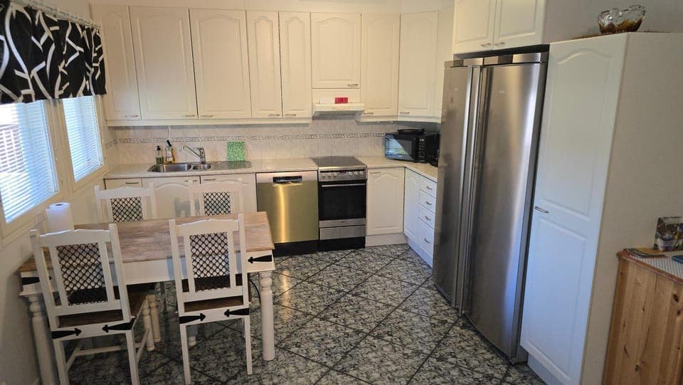 Kitchen or kitchenette, Dining area, dishwasher, oven, pet friendly, stove