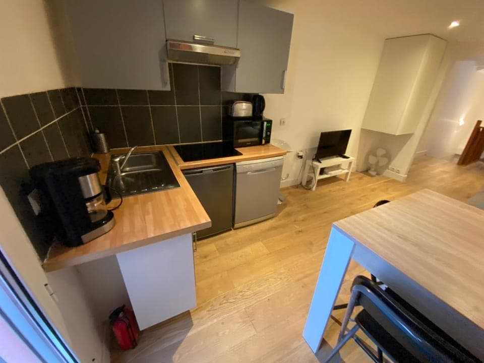 Kitchen or kitchenette