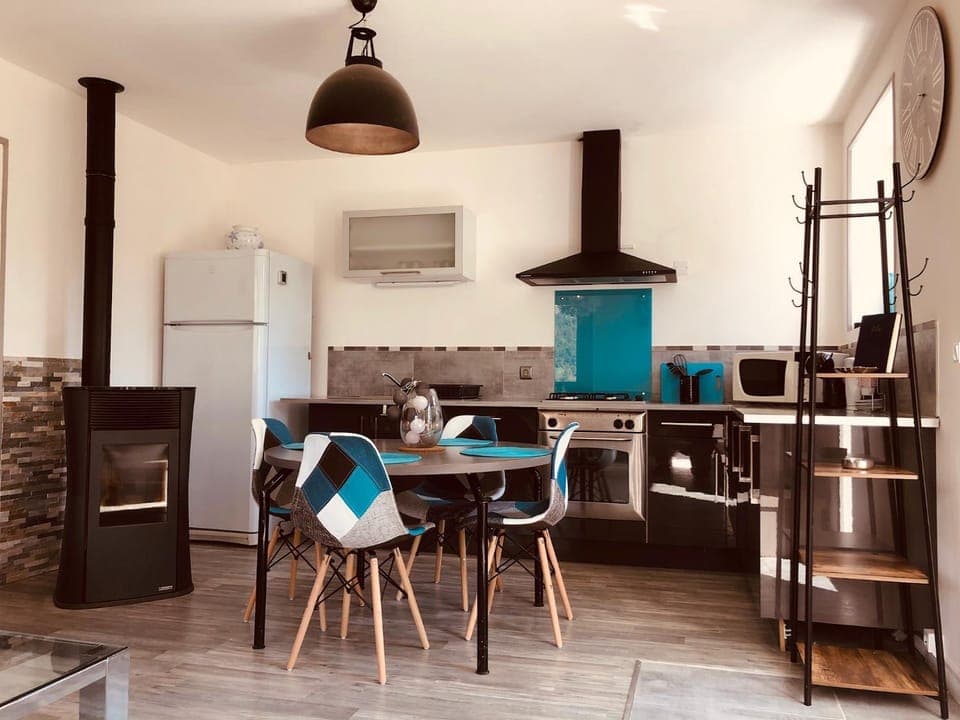 Kitchen or kitchenette, Dining area, oven