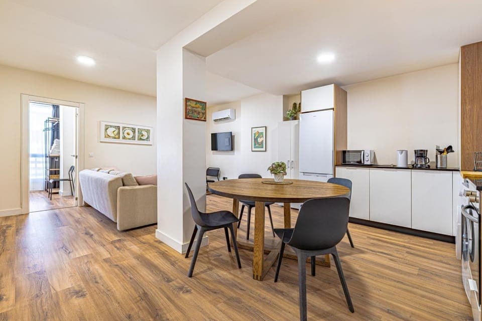 TV and multimedia, Living room, Photo of the whole room, Seating area, Dining area, air conditioner