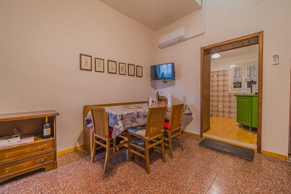 TV and multimedia, Living room, Dining area, air conditioner