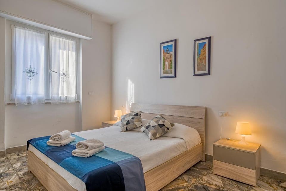 Bed, Photo of the whole room, Bedroom, towels