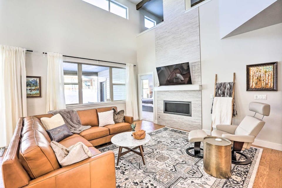Hike & Ski: Stunning Home w/ Hot Tub in Granby! House in Granby