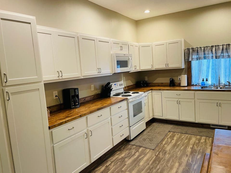 Coffee/tea facilities, Kitchen or kitchenette, minibar, pet friendly, stove