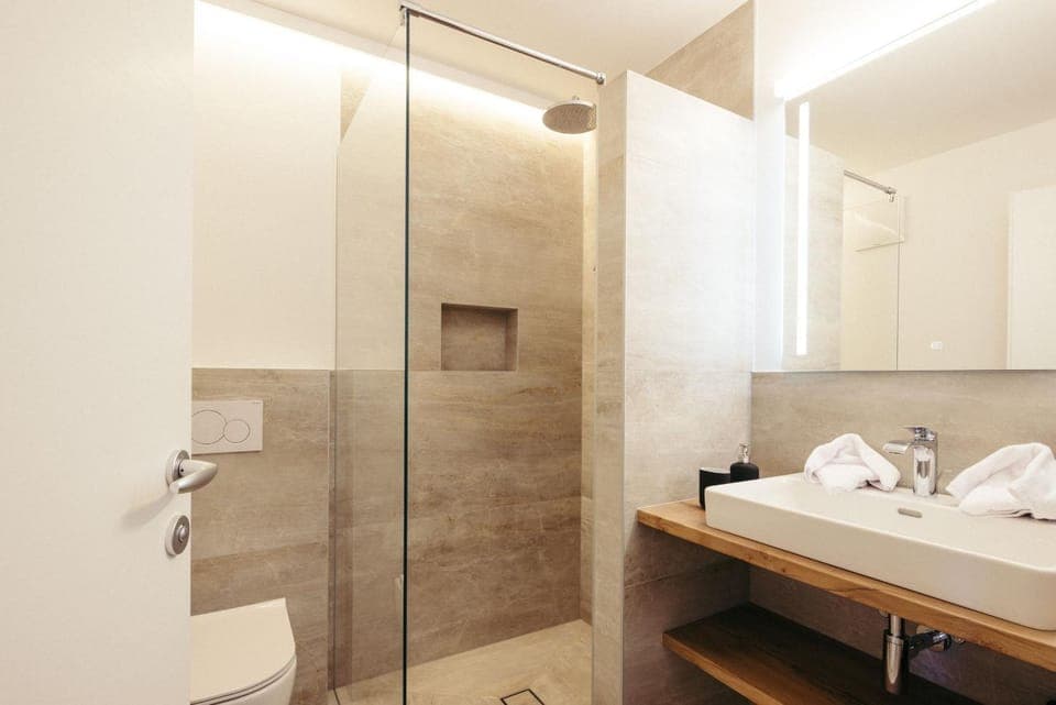 Shower, Toilet, Bathroom, towels