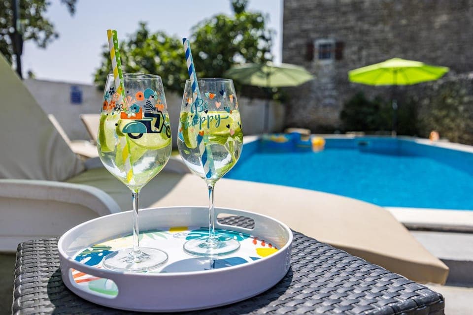 Patio, Day, Dining area, Pool view, Swimming pool, Drinks, sunbed