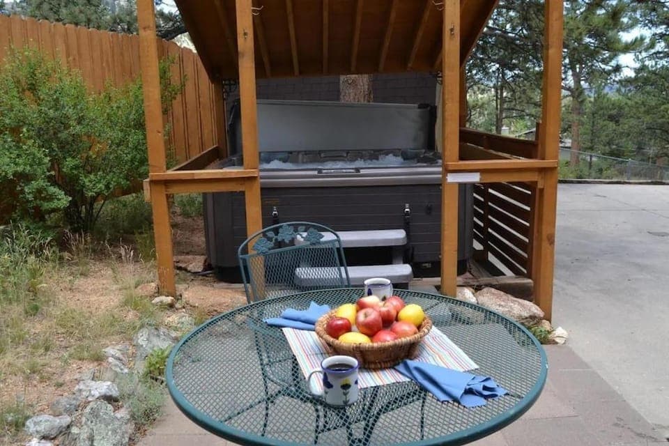 Hot Tub, Dining area