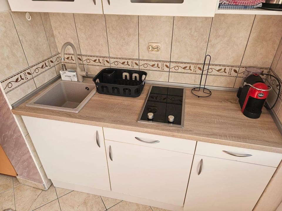 Coffee/tea facilities, Kitchen or kitchenette, stove