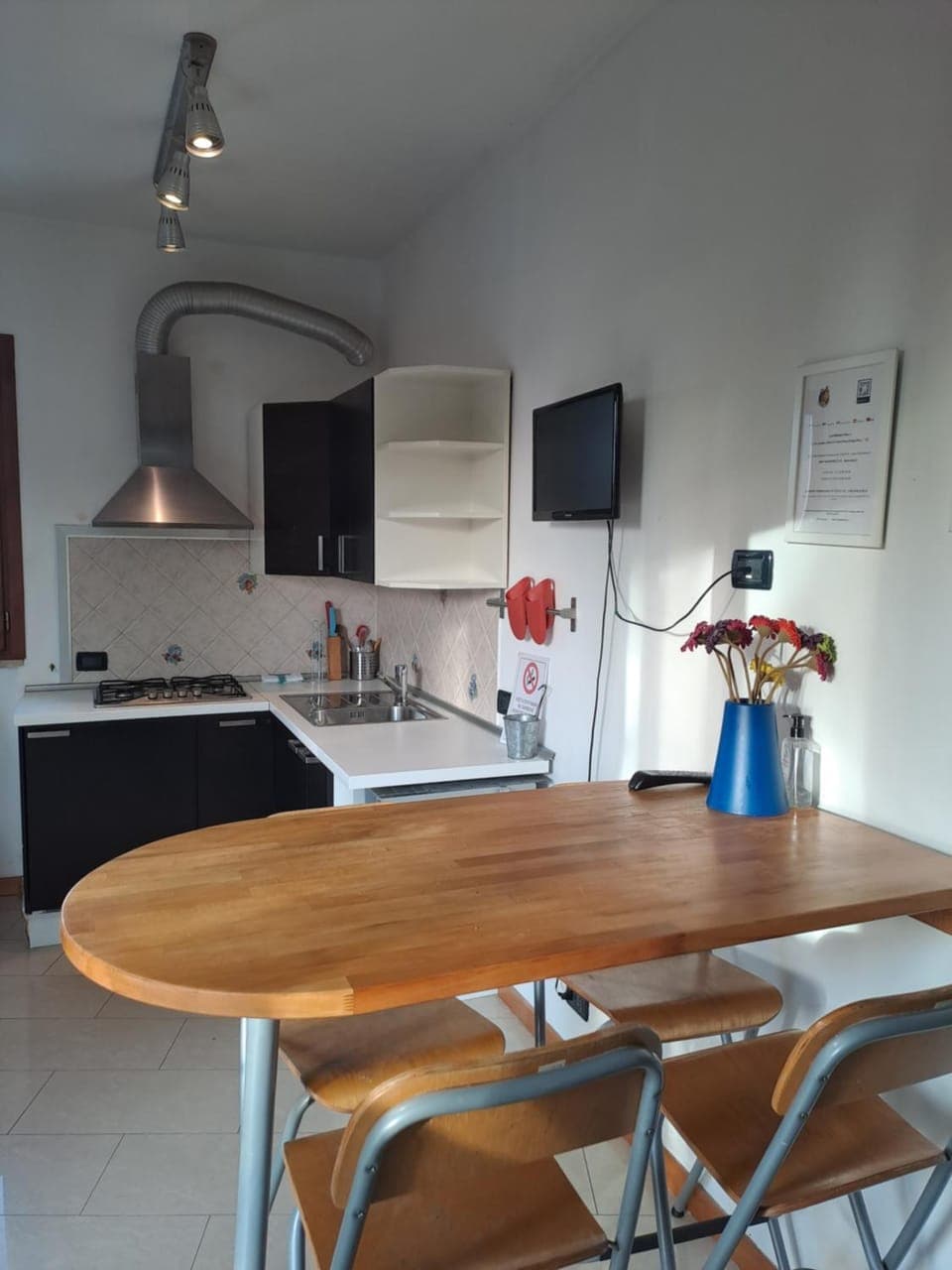 Kitchen or kitchenette, Dining area, stove