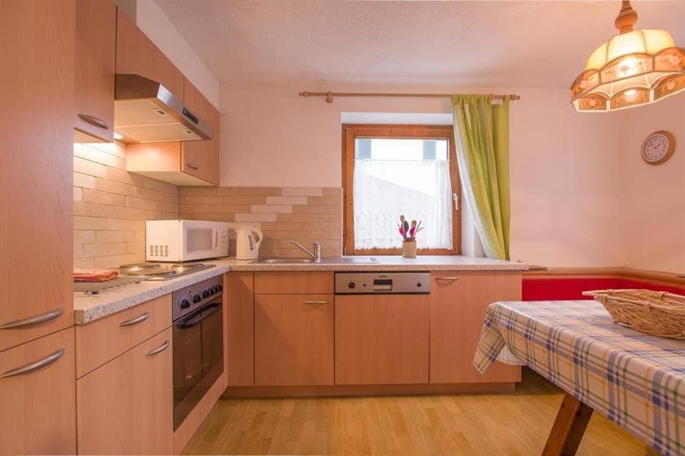 Kitchen or kitchenette, Dining area, dishwasher, stove
