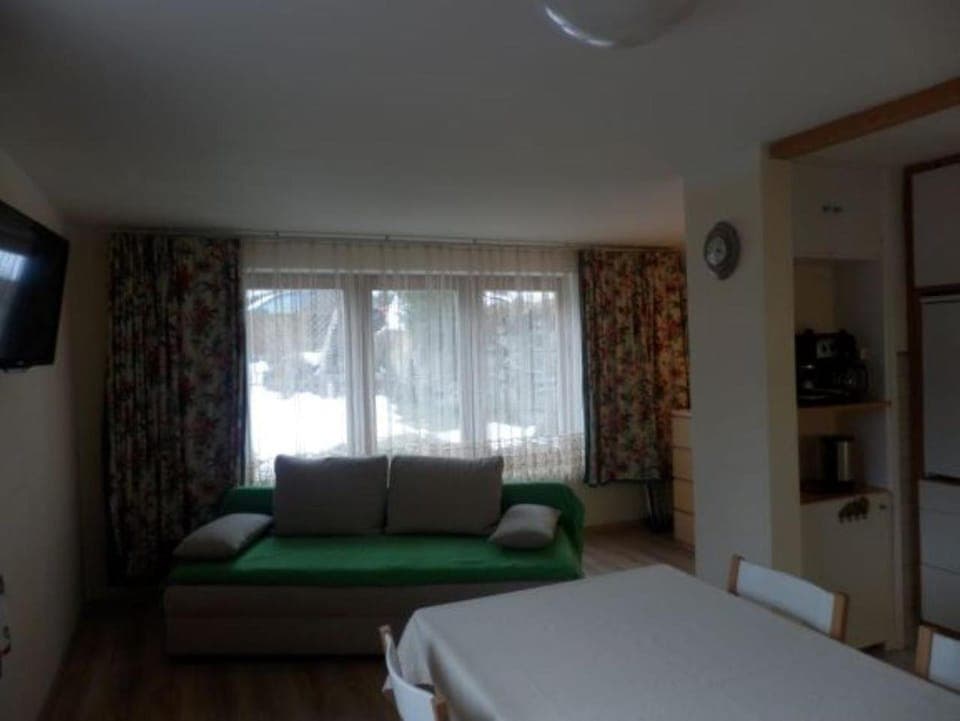 Photo of the whole room, Decorative detail