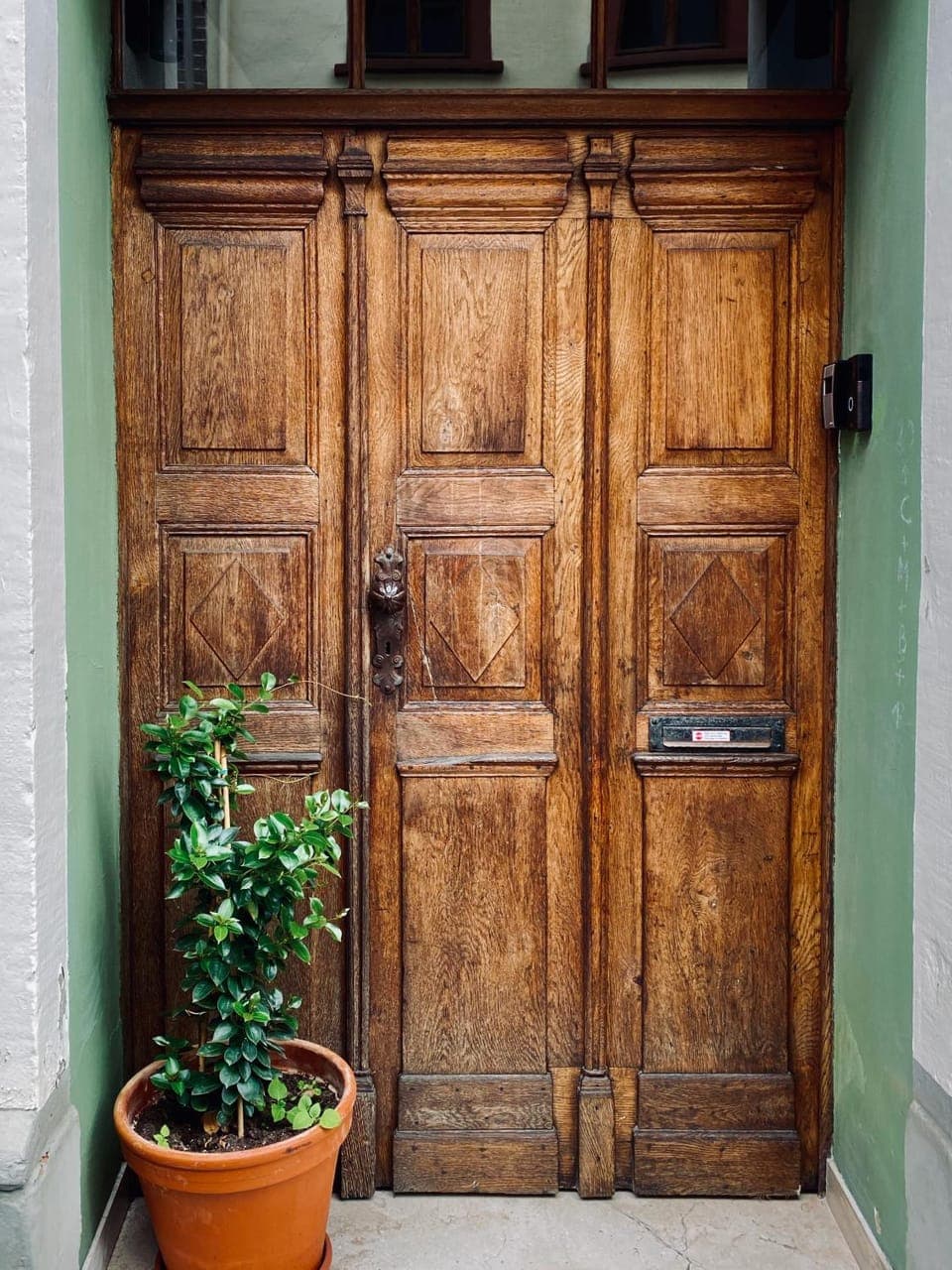 Toilet, Facade/entrance
