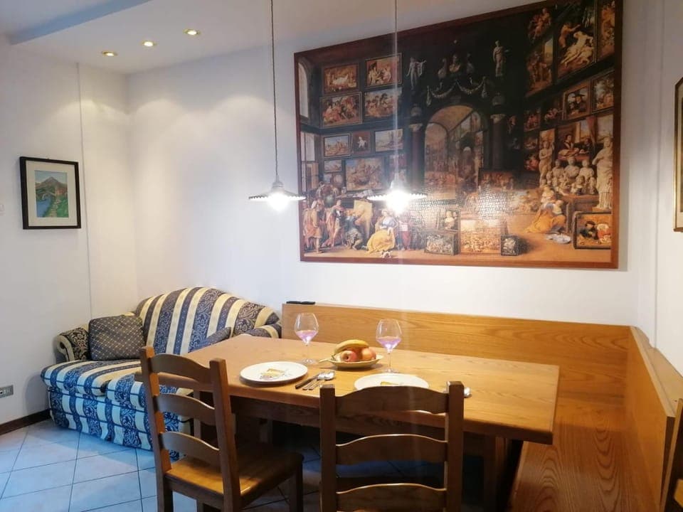 Restaurant/places to eat, Living room, Dining area