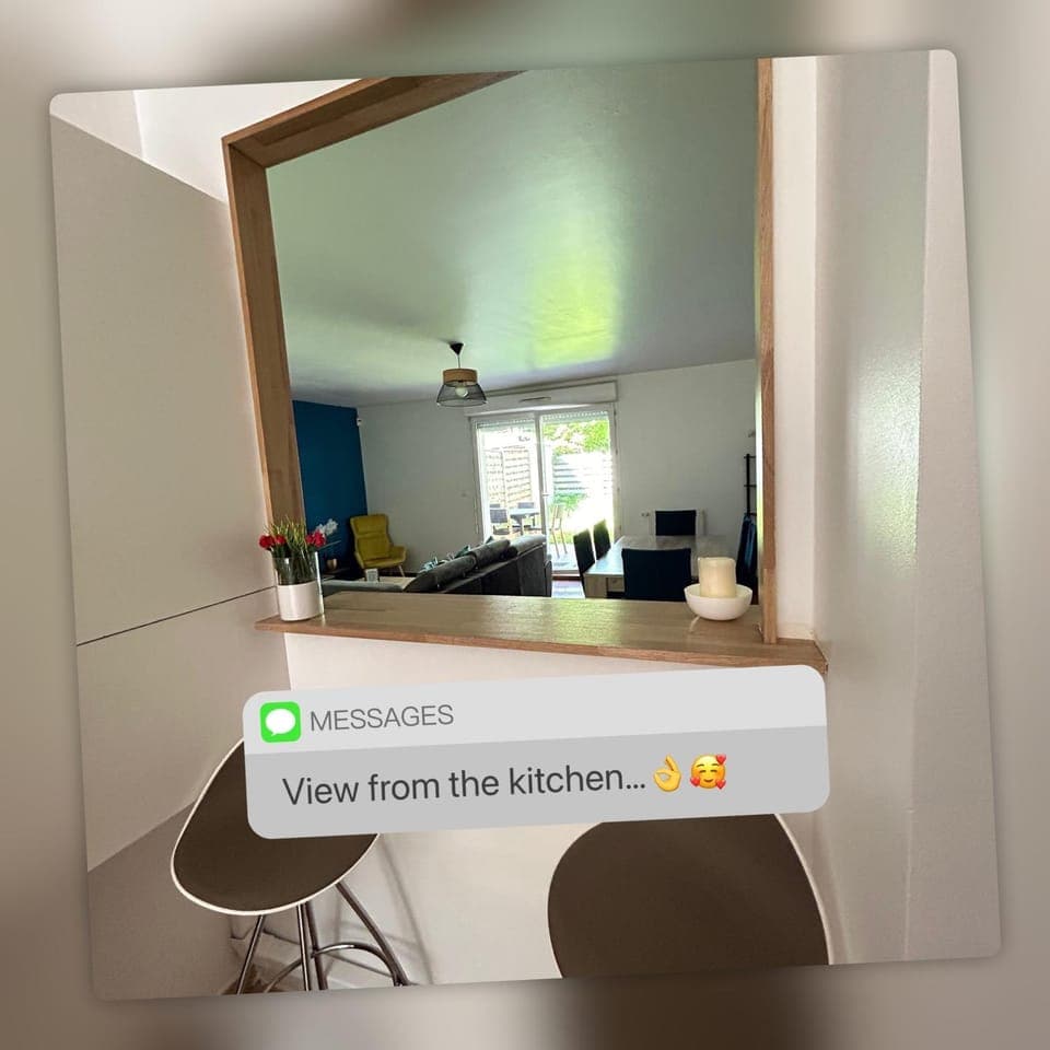 Dining area, Text overlay