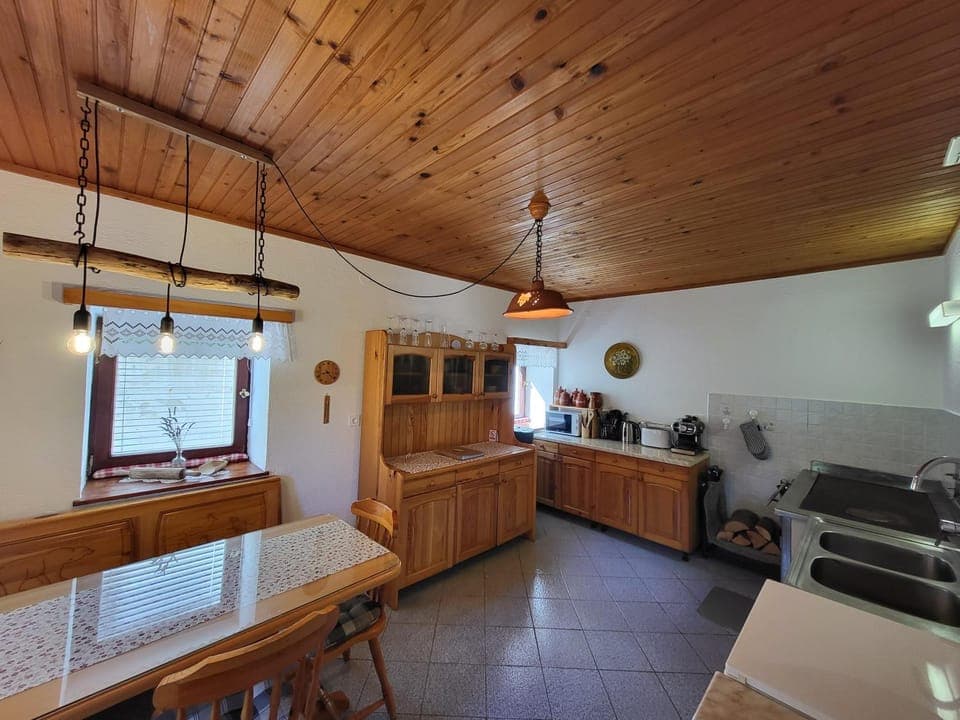 Coffee/tea facilities, Dining area, microwave, stove, toaster, kitchen