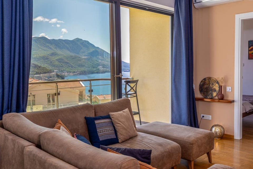 Living room, Mountain view, Sea view