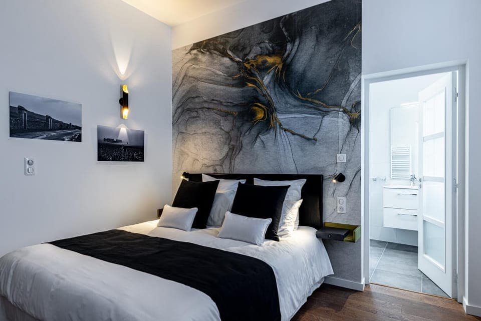 Photo of the whole room, Bedroom