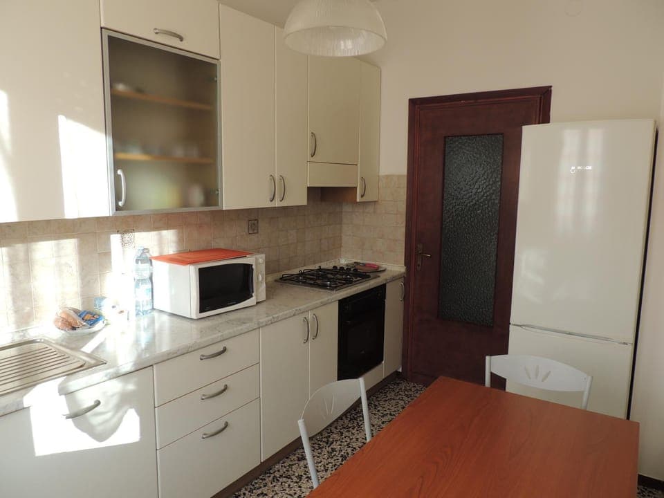 Kitchen or kitchenette, Dining area, oven, stove