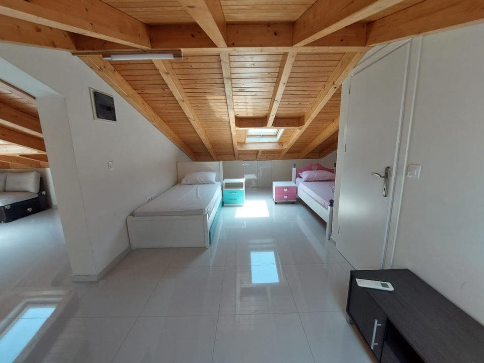 Photo of the whole room, Bedroom, wardrobe