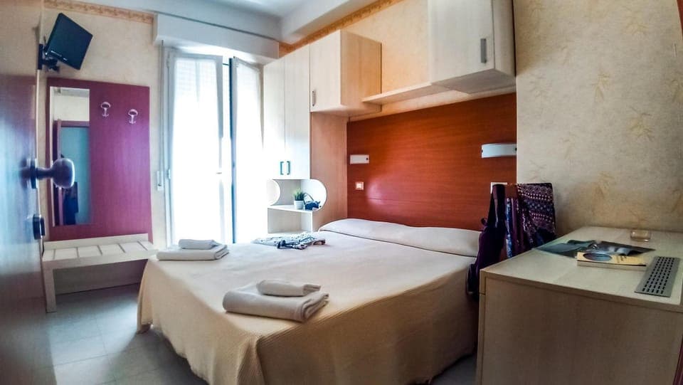 TV and multimedia, Photo of the whole room, Bedroom, towels, wardrobe