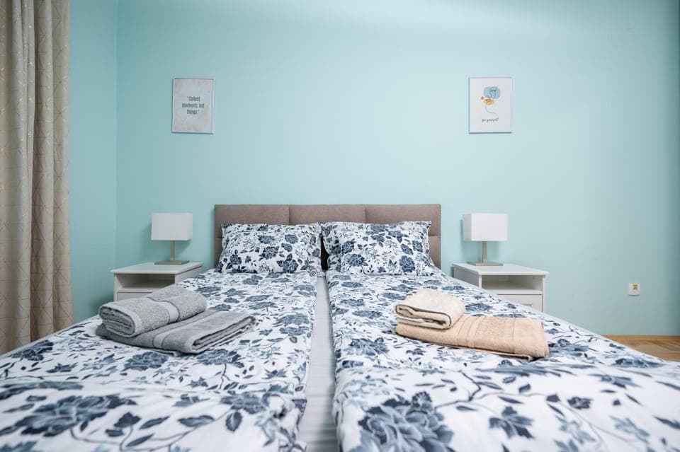 Bed, Bedroom, towels