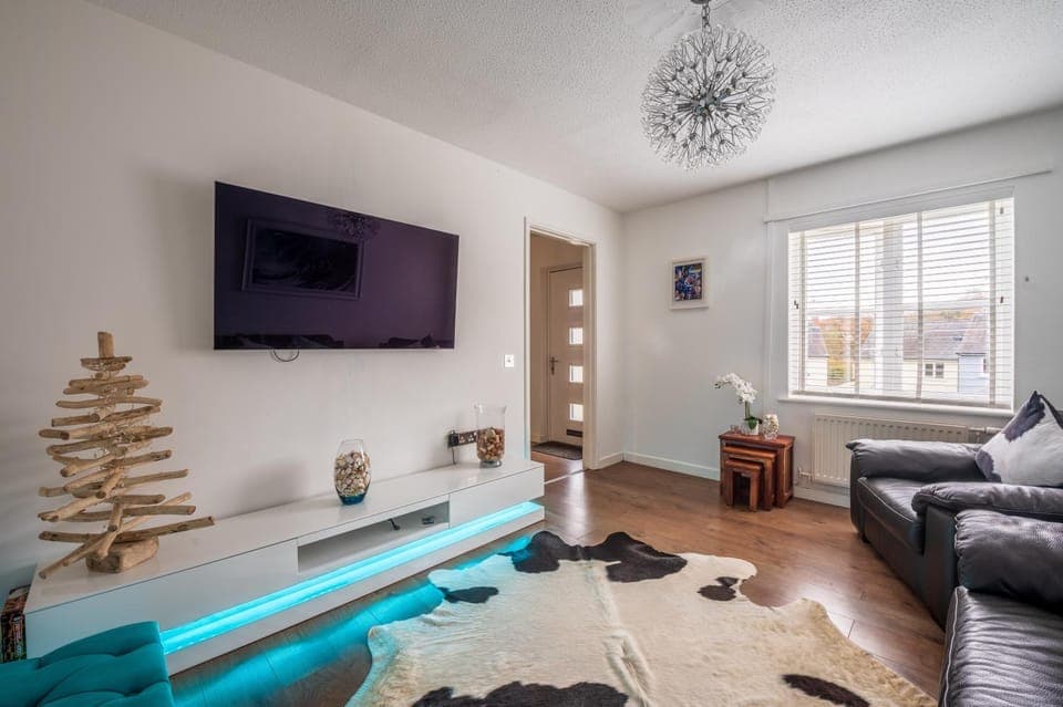 TV and multimedia, Living room, Seating area, Evening entertainment