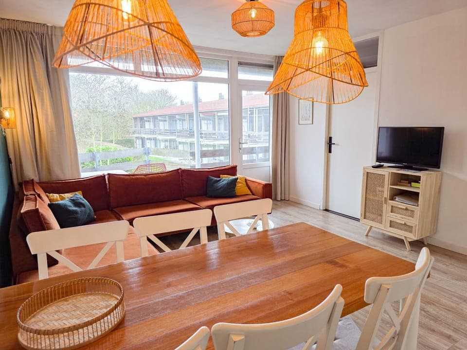 TV and multimedia, Seating area, Dining area