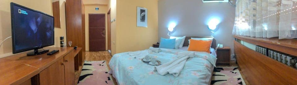 Communal lounge/ TV room, Bed, TV and multimedia, Bedroom